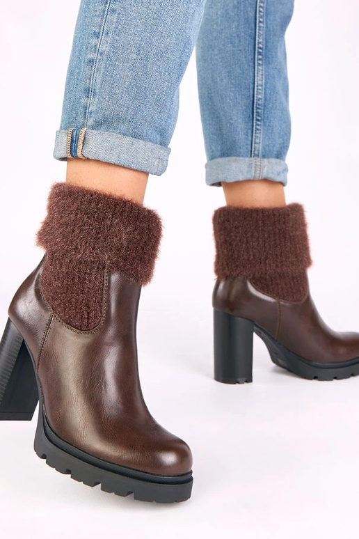 Zapatos marrones de tacón con caña...