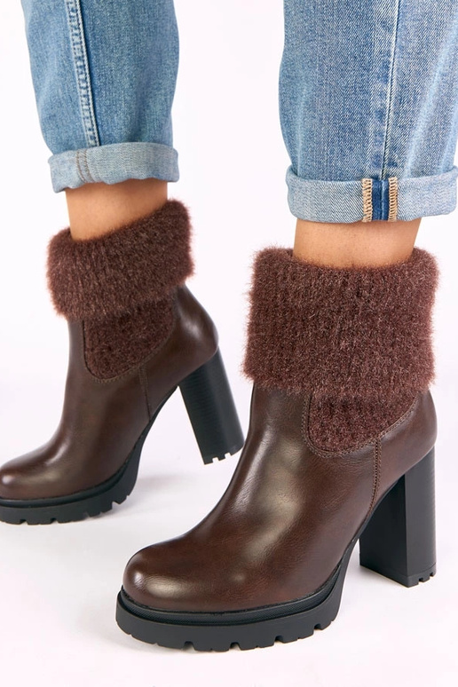 Zapatos marrones de tacón con caña...