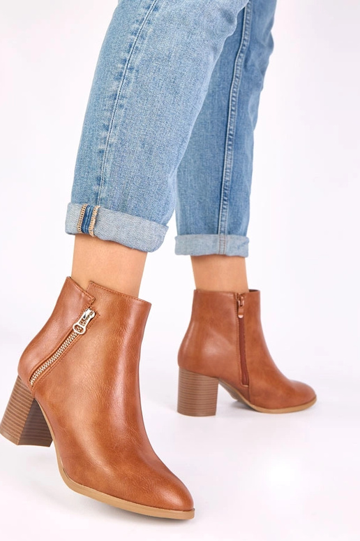 Zapatos marrones clásicos de tacón...