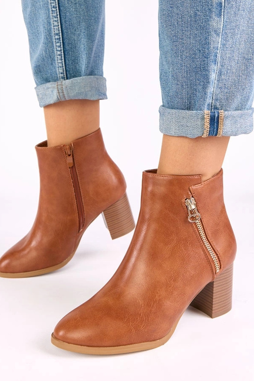 Zapatos marrones clásicos de tacón...