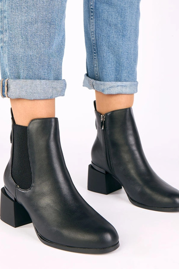 Botas negros con elástico...