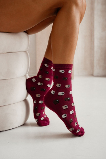 Calcetines de mujer con ovejitas color burdeos