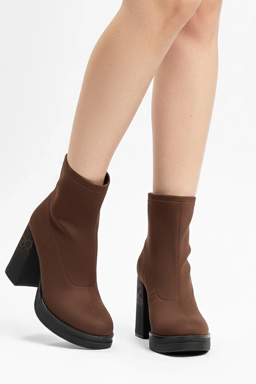 Botines marrones con tacón y...