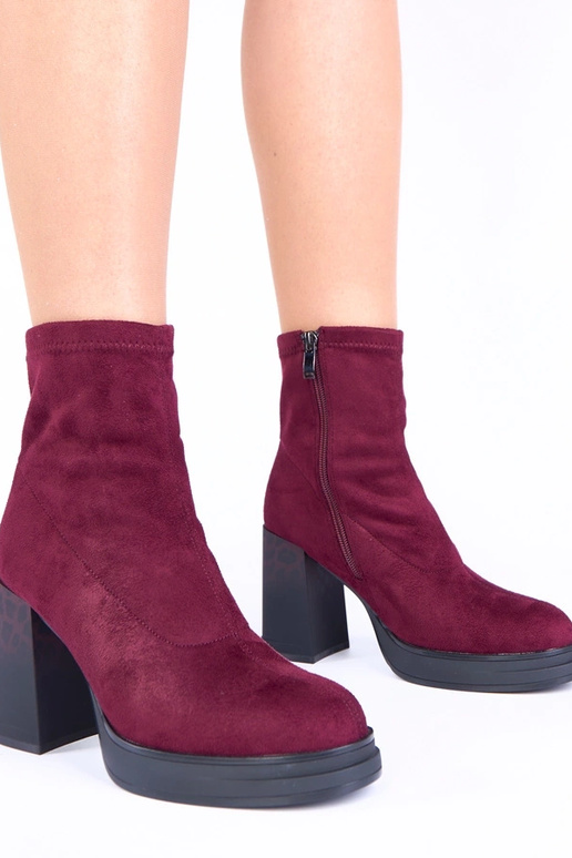 Botines violetas con tacón y...