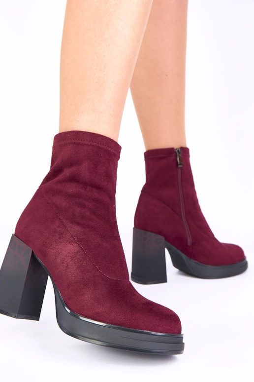 Botines violetas con tacón y...