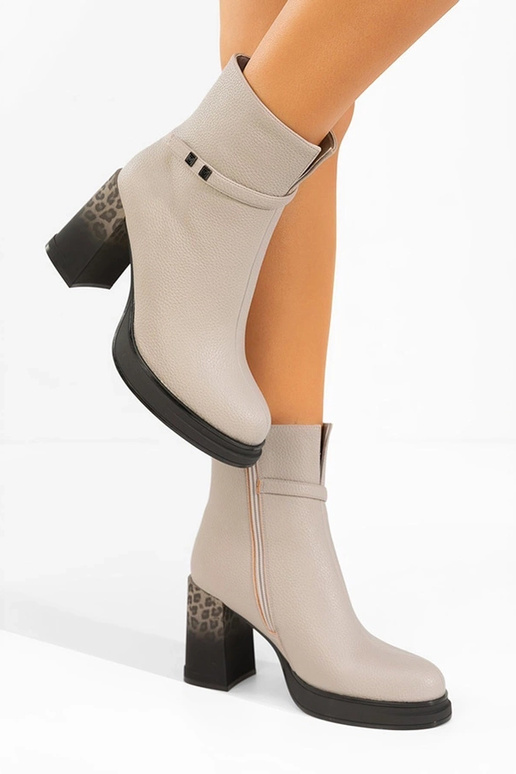 Botines grises con tacón y estampado...