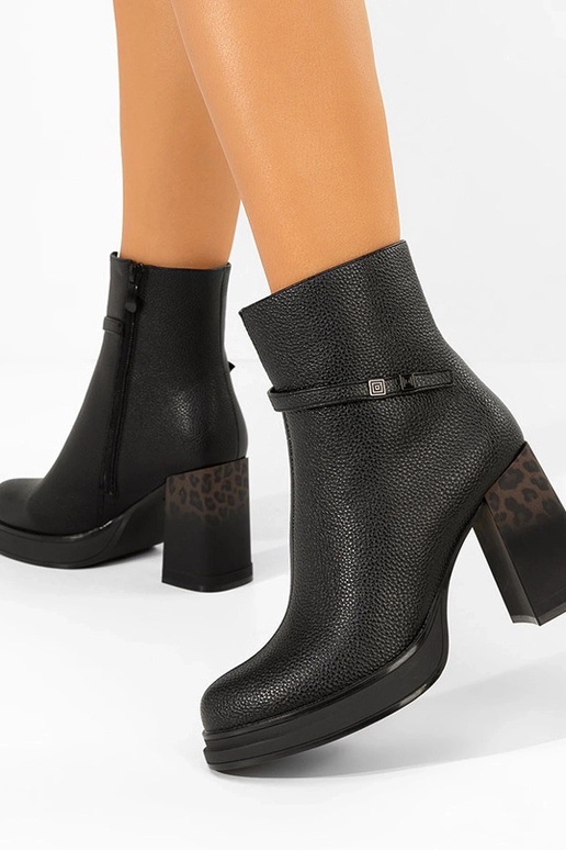 Botines negros con tacón y estampado...