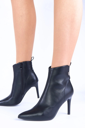 Botines negros con tacón... 2