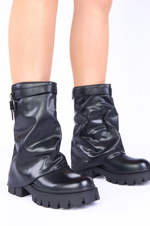 Botines negras con plataforma y codo...