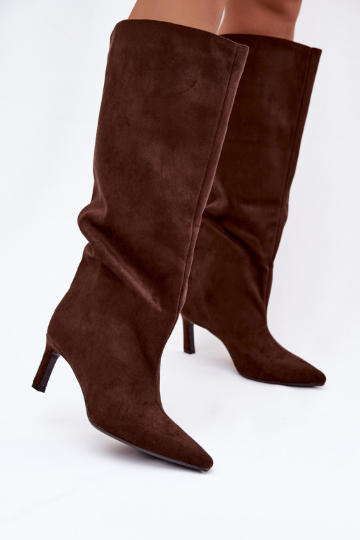 Botas largas de mujer de ante sintético, de tipo deslizable con tacones finos en color chocolate Phelin