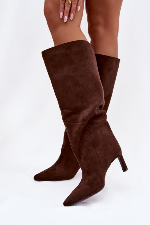 Botas largas de mujer de ante sintético, de tipo deslizable con tacones finos en color chocolate Phelin