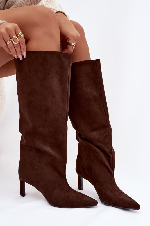 Botas largas de mujer de ante sintético, de tipo deslizable con tacones finos en color chocolate Phelin