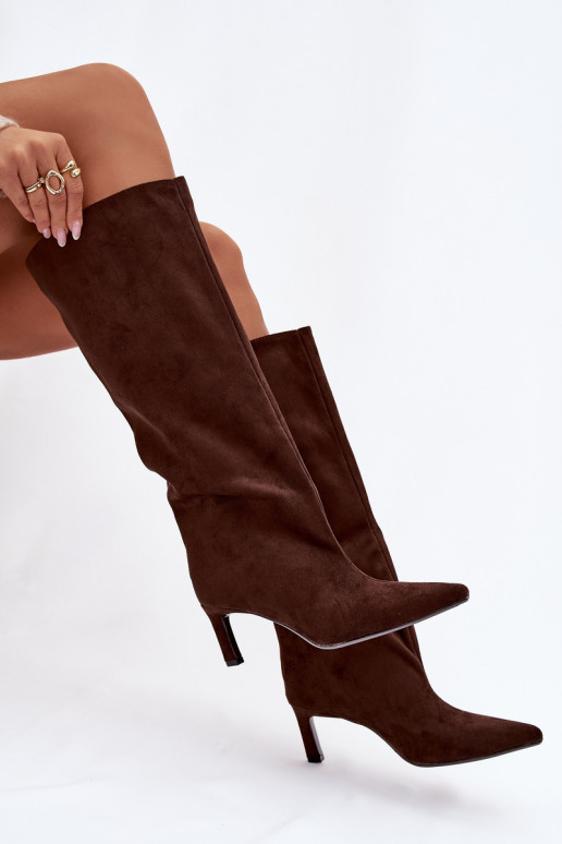 Botas largas de mujer de ante sintético, de tipo deslizable con tacones finos en color chocolate Phelin