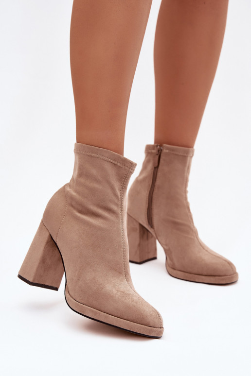 Botas de mujerde gamuza ecológicau con tacones beige Karvella
