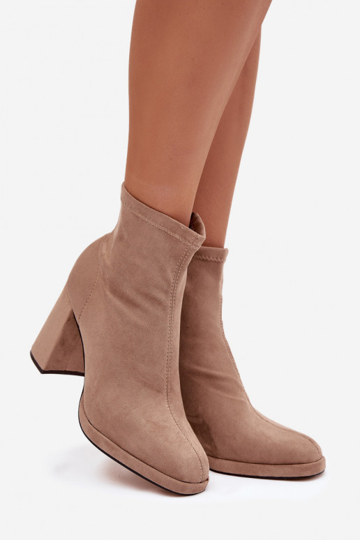 Botas de mujerde gamuza ecológicau con tacones beige Karvella