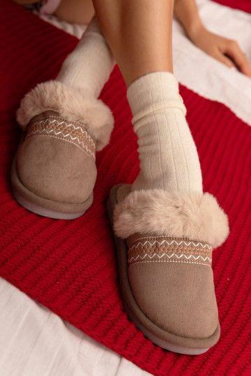 Zapatillas de mujer Devianne color caqui con pelito y bordado