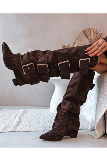 Botas altas de mujer color chocolate con tacones, hebilla dorada y caña ancha de ante Isave