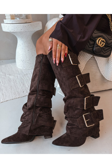 Botas altas de mujer color chocolate con tacones, hebilla dorada y caña ancha de ante Isave 2
