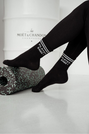 Calcetines de mujer con el texto "PILATES, BABE!" color negro