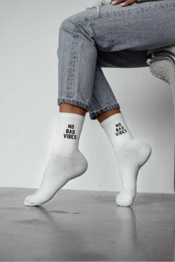 Calcetines de mujer con el texto "NO BAD VIBES" color blanco