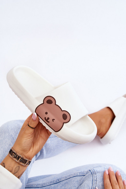 Zapatillas ligeras con osito. el color blanco Parisso