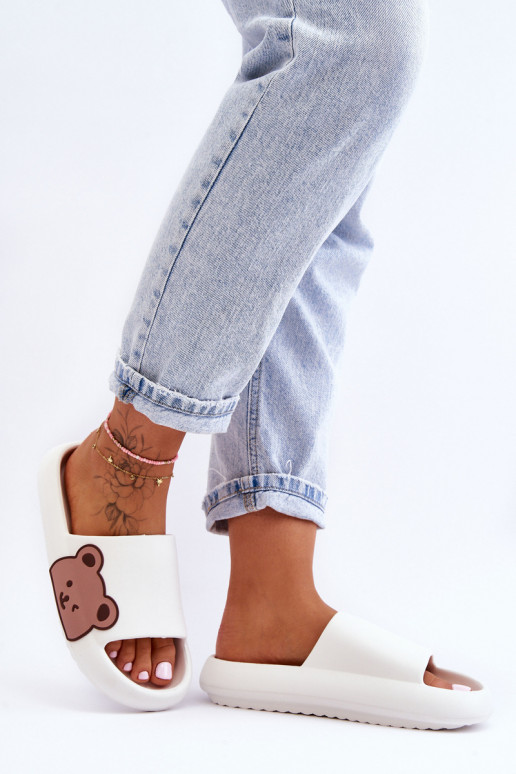 Zapatillas ligeras con osito. el color blanco Parisso