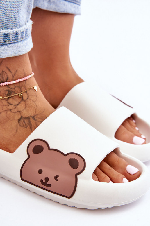 Zapatillas ligeras con osito. el color blanco Parisso