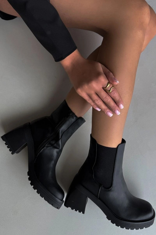 Botas de mujer con estilo. con tacones de color negro Thalira