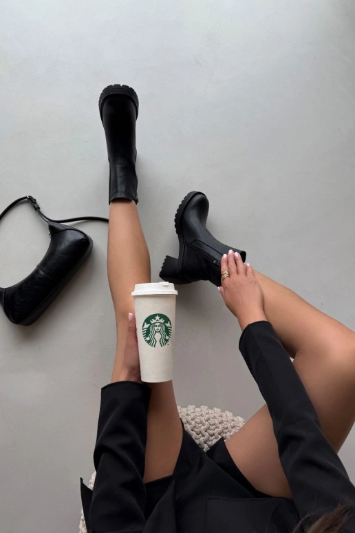 Botas de mujer con estilo. con tacones de color negro Thalira