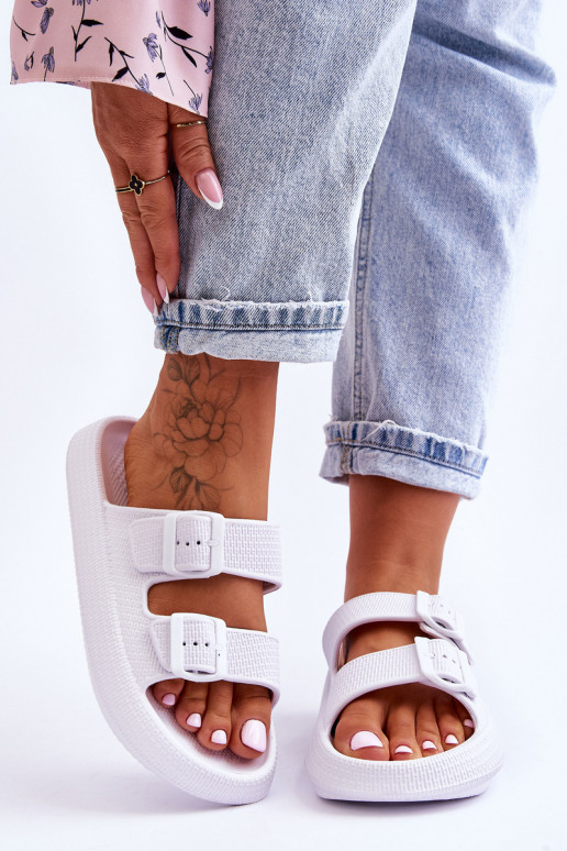 Zapatillas de mujer con espuma. con rayas el color blanco Sharmen