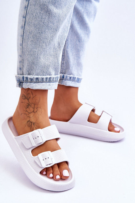 Zapatillas de mujer con espuma. con rayas el color blanco Sharmen