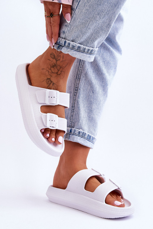 Zapatillas de mujer con espuma. con rayas el color blanco Sharmen