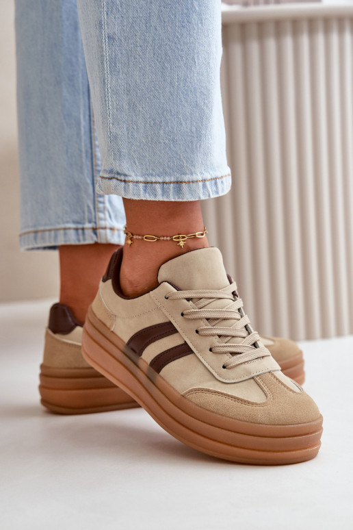 Zapatillas modelo zapatos. Femenino con una plataforma color marrón Nesonice