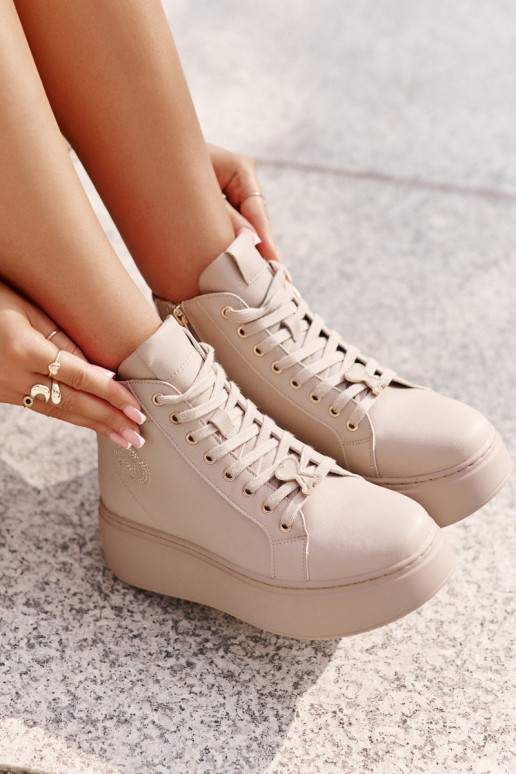 Alto Piel Zapatillas modelo zapatos. Femenino con una plataforma Vinceza 66707 beige