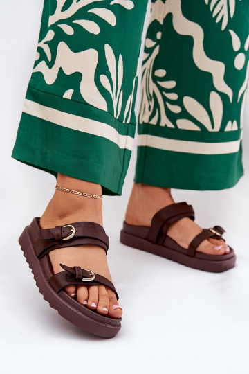 Chanclas de mujer con plataforma y hebillas doradas en color marrón INernone 2