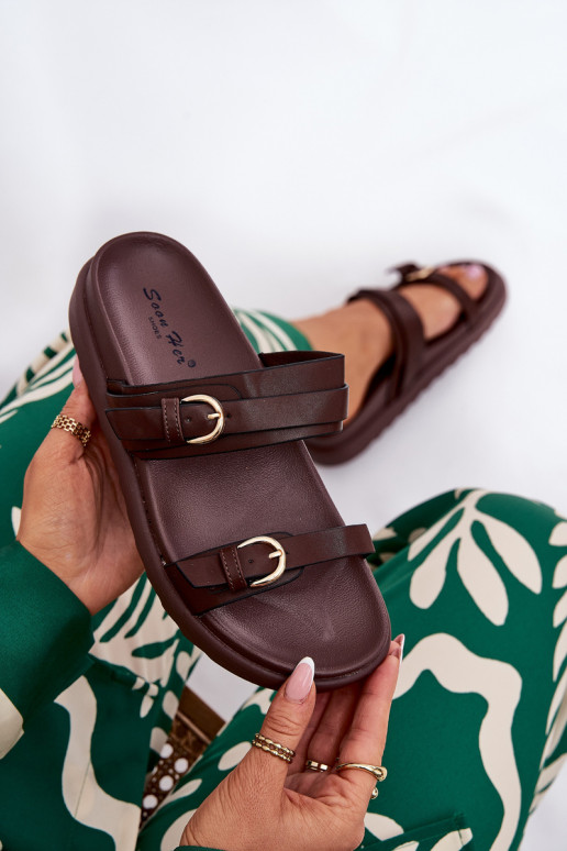 zapatillas de mujer con una plataforma Ze color doradomi con hebillasmi color marrón ENernone