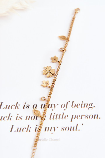 De moda Una pulsera con trébol y las hojas color dorado