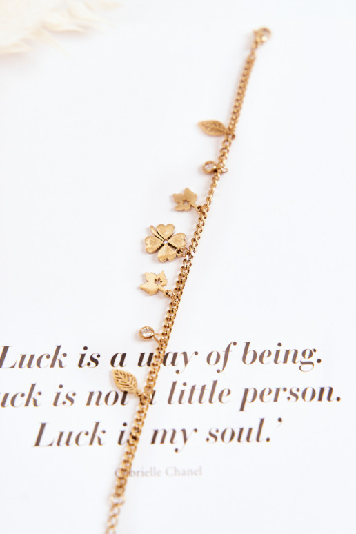 De moda Una pulsera con trébol y las hojas color dorado