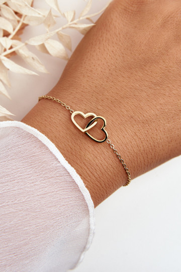 Una pulsera Con Corazones color dorado