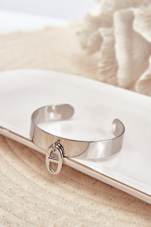 Una pulsera con adornos Stal NierdzeAna color plata