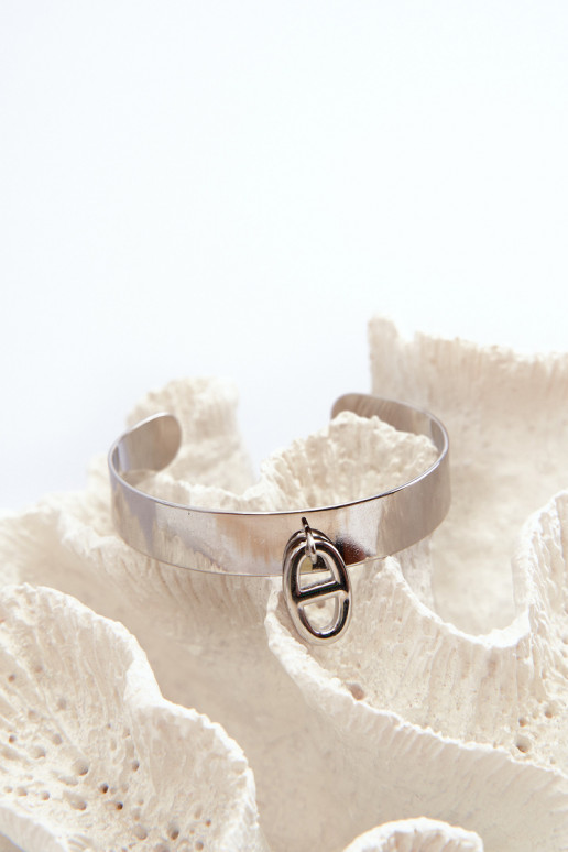 Una pulsera con adornos Stal NierdzeAna color plata