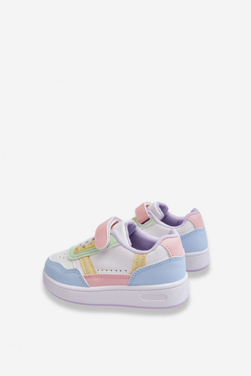 Calzado deportivo infantil clásico. Colores diferentes Tiene querlin