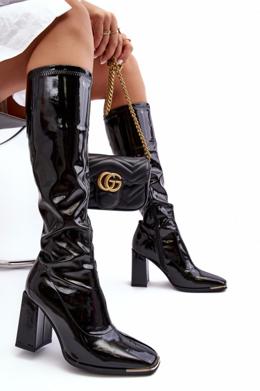 con efecto barniz botas con tacones Contra el camino de color negro Mlokva