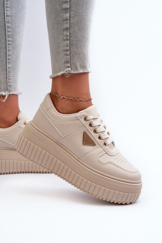 Zapatillas modelo zapatos. Femenino de cuero ecológico con una plataforma color marfil Chrisstin