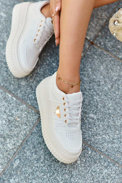 Zapatillas modelo zapatos. Femenino de cuero ecológico con una plataforma color marfil Chrisstin