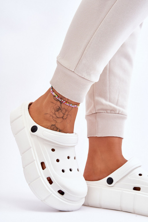 Chanclas tipo crocs con plataforma elevada el color blanco Beckett