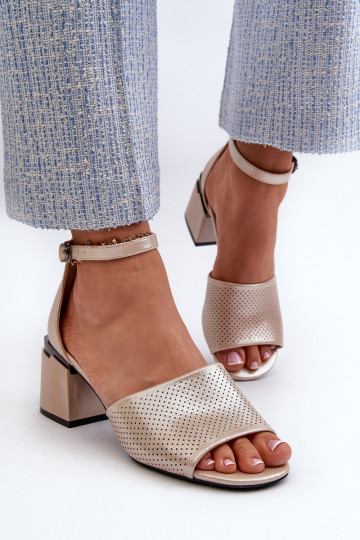 Sandalias de mujer con tacones de cuero ecológico color dorado Horissa