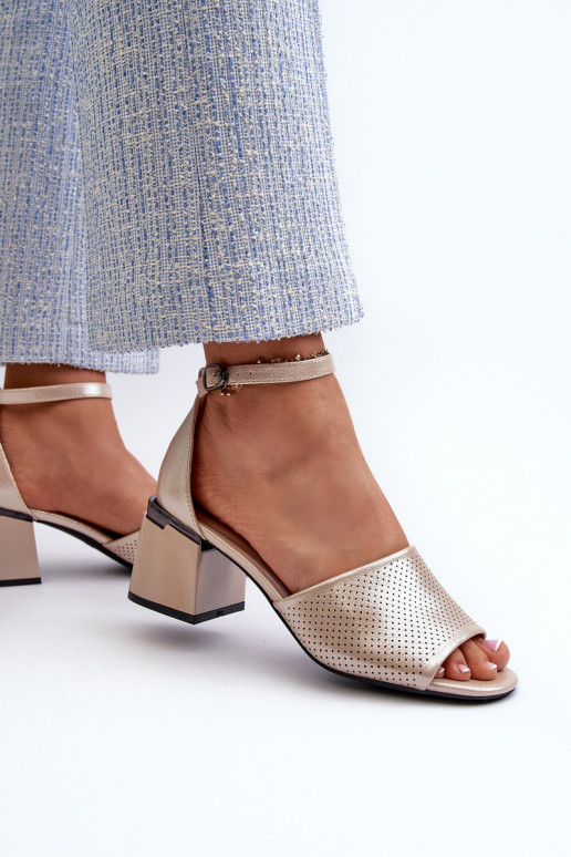 Sandalias de mujer con tacones de cuero ecológico color dorado Horissa