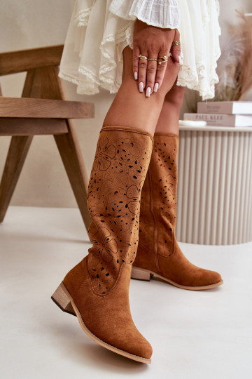 con elementos calados botas de mujer En un tacón bajo de gamuza ecológicaoAe Pegado Al castillo color marrón Orchides 2