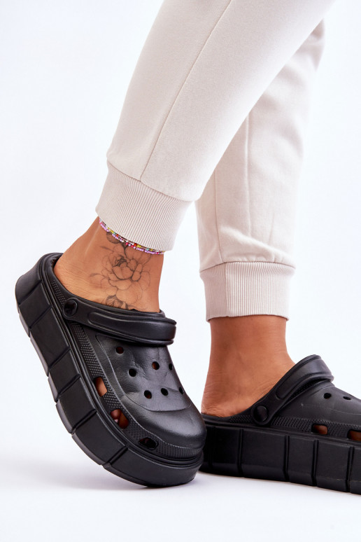 Chanclas tipo crocs con plataforma elevada de color negro Beckett